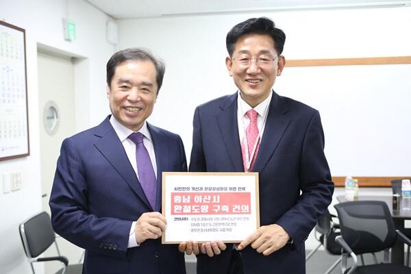 전만권,김병준 위원장 만나 아산시 환철도망 구축계획 건의